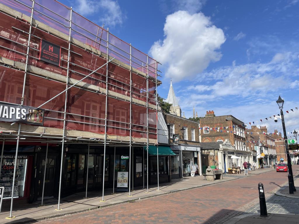 Lot: 62 - LARGE FLAT FOR REFURBISHMENT IN CENTRE OF HISTORIC ROCHESTER - street scene view of flat for refurbishment